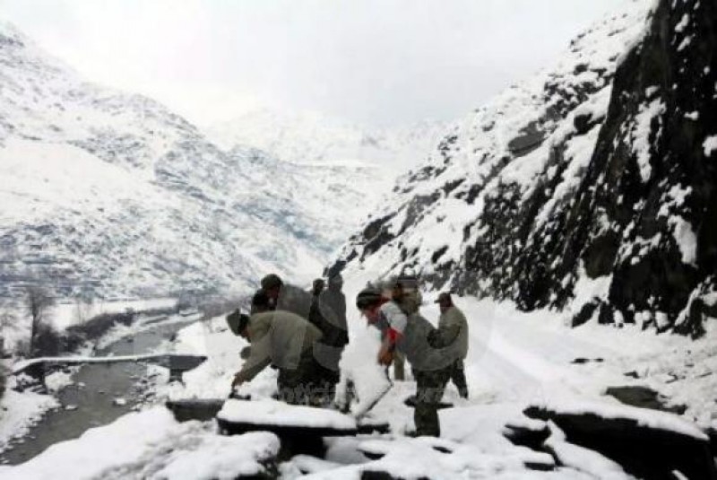 Avalanches matam mais de 100 no Afeganistão e Paquistão