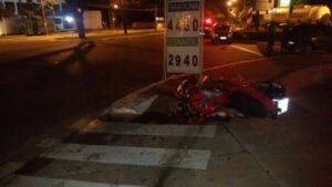 Colisão em árvore no Setor Santa Genoveva deixa motociclista gravemente ferido