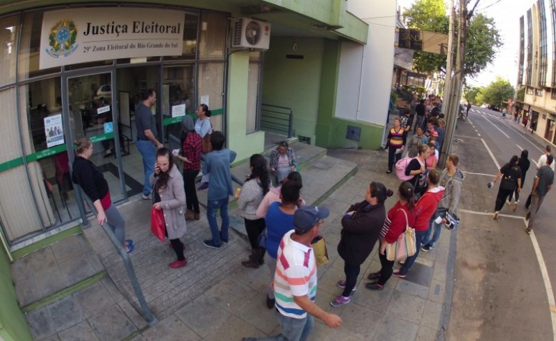 Mais de 260 mil eleitores de 11 municípios voltam às urnas neste domingo