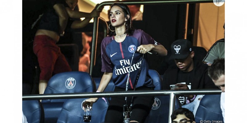 Bruna Marquezine prestigia jogo de Neymar na Françapelo PSG