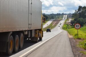 Veículos pesados tem circulação suspensa em 11 trechos