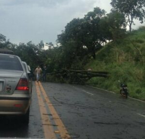 Duas pistas são interditadas por causa da forte chuva em Goiás