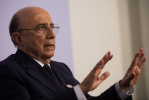 Ministro da Fazenda diz a jornalistas que a economia vai bem