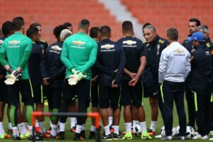 Técnico Tite fecha treino no Equador