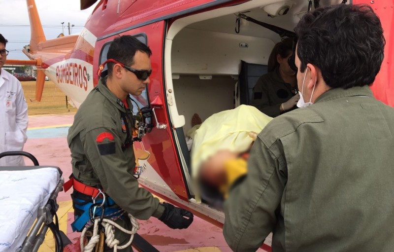 Corpo de Bombeiros resgata vítima de choque elétrico