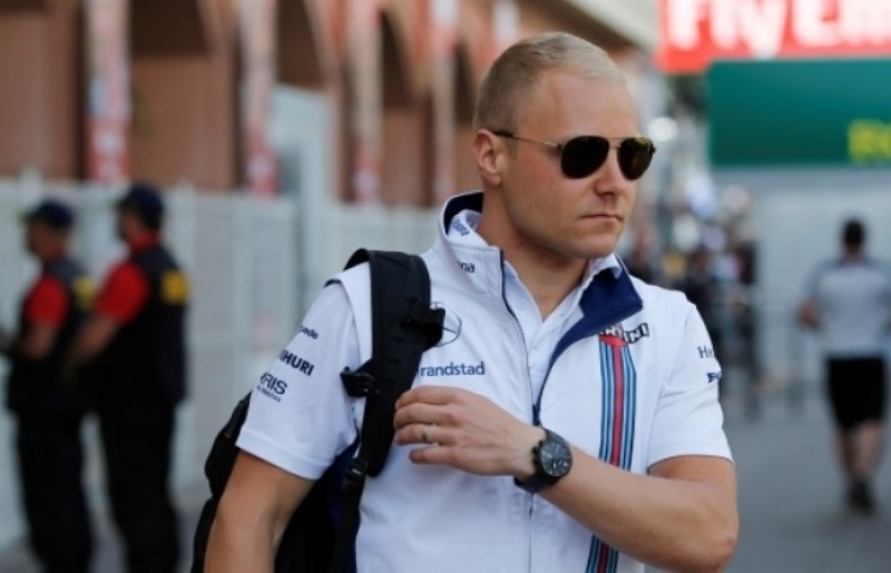 Bottas aceita ordem para ceder passagem