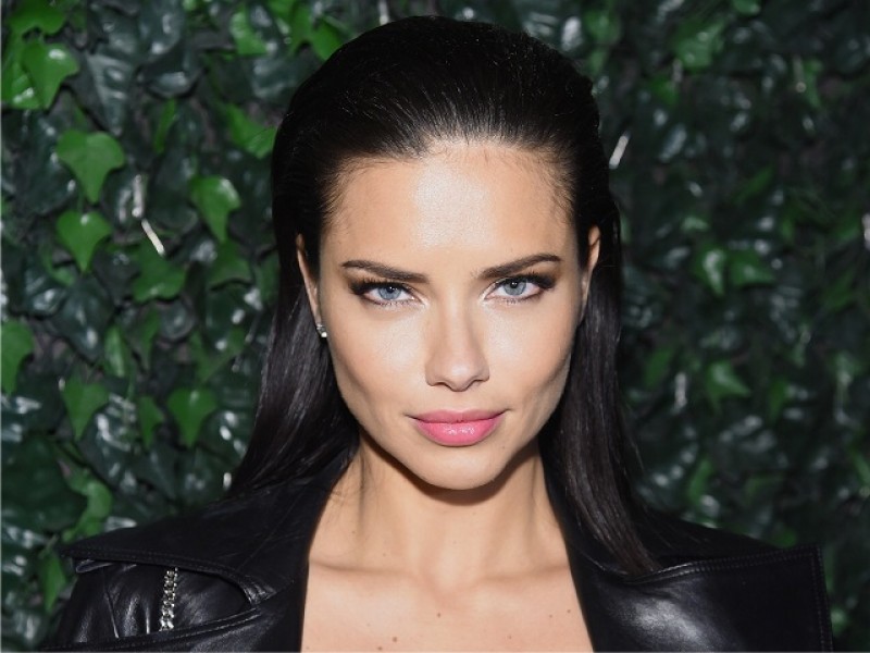 Modelo Adriana Lima assina contrato com canal Lifetime