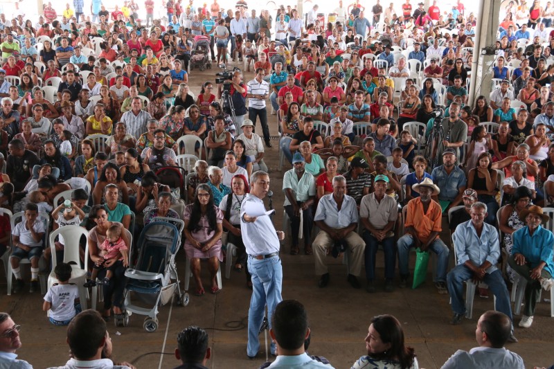 Zé Eliton vistoria obras em Posse