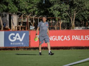 Claudinei Oliveira lamenta decisões erradas em revés do Vila Nova em clássico