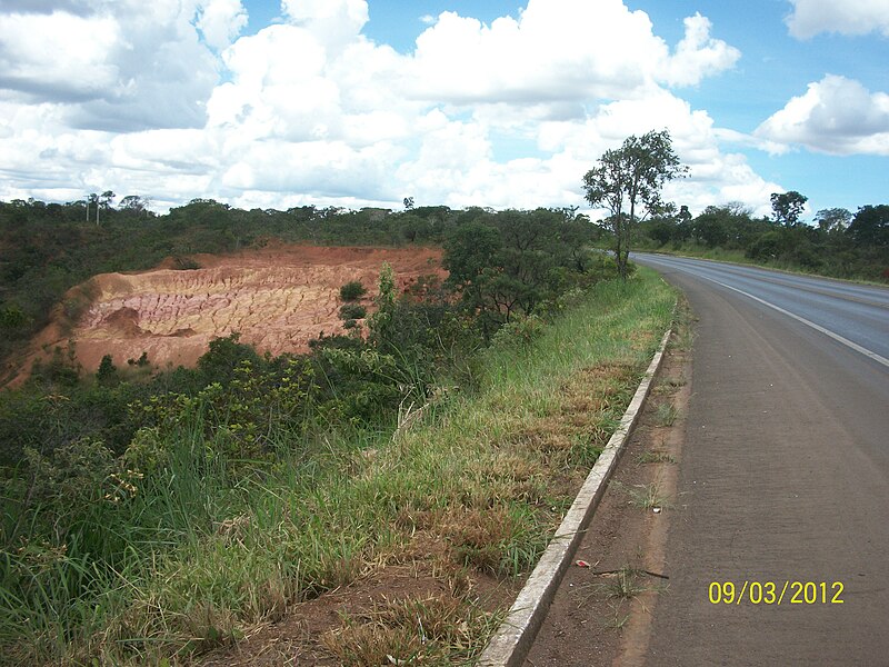 Erosao na bera da BR 020 perto da policia rodoviaria em Formosa Goias federal panoramio