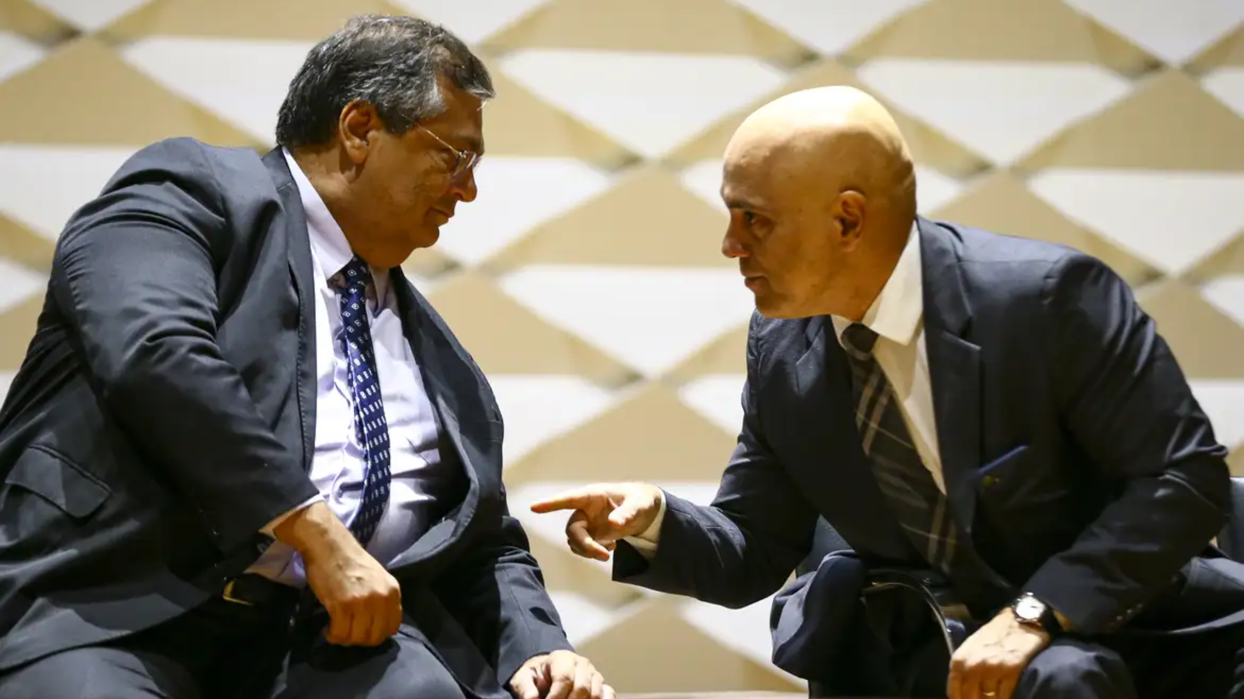 Dino defende Moraes e diz que relatórios foram pedidos legalmente ao TSE