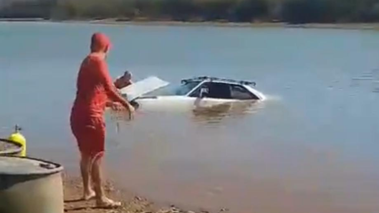 Carro submerso em Lago Corumbá é retirado por bombeiros