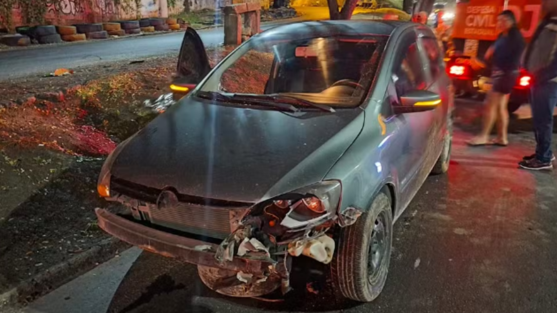 Mulher é baleada por policiais após colisão