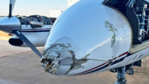 Avião se desprende de reboque e bate em portão de hangar em aeródromo de Goiás