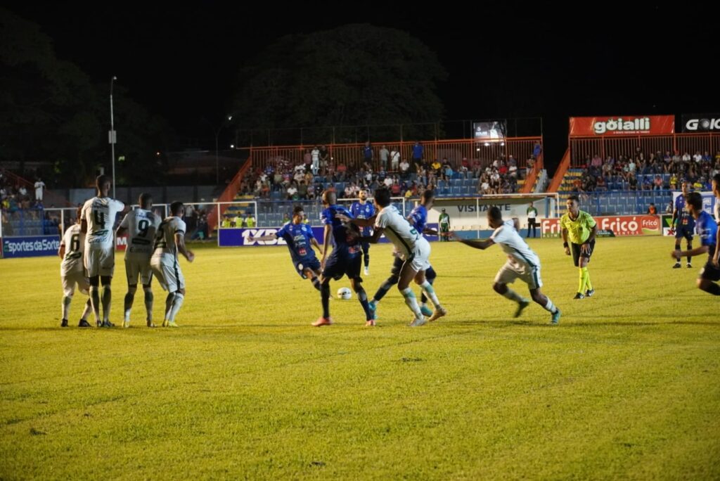 Aparecidense embala e Goianésia vence a primeira