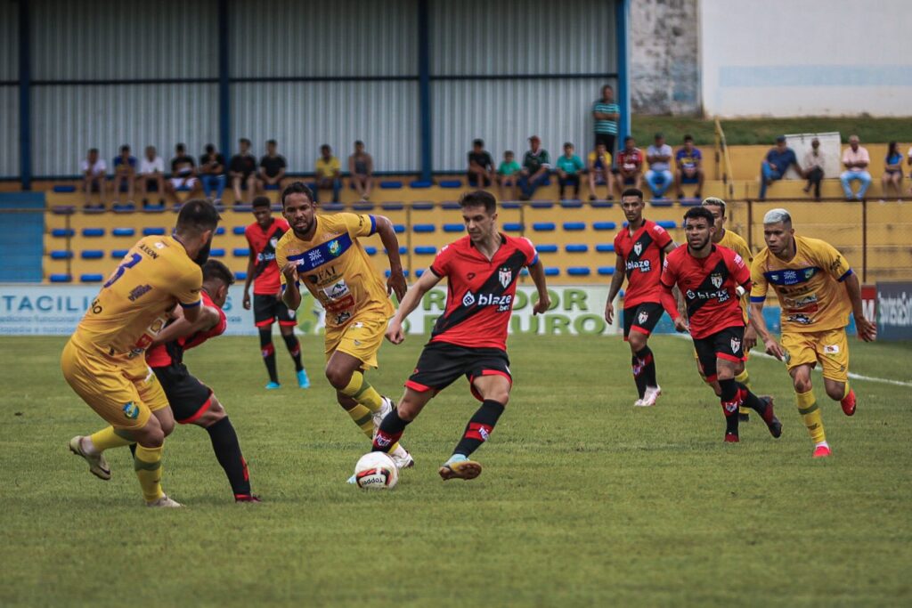 Atlético Goianiense repete script do clássico e