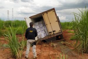 PRF recupera em MG dois caminhões roubados em Jataí