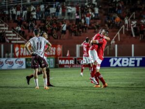 Vila Nova derrota o Inhumas e cola nos líderes do Campeonato Goiano