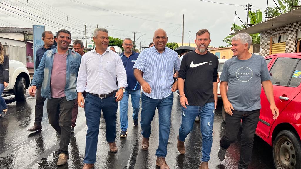 Prefeito Rogério Cruz acompanha obras de recapeamento asfáltico na Vila Concórdia