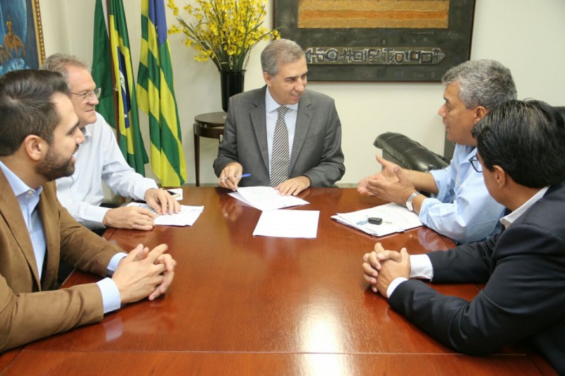 José Eliton e prefeitos discutem convênios