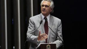 Caiado fica fora de votação sobre caso Aécio