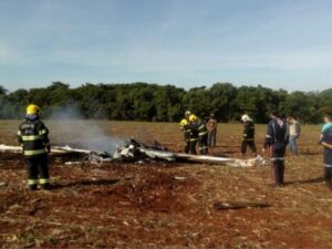 Avião cai é pega fogo em Jataí