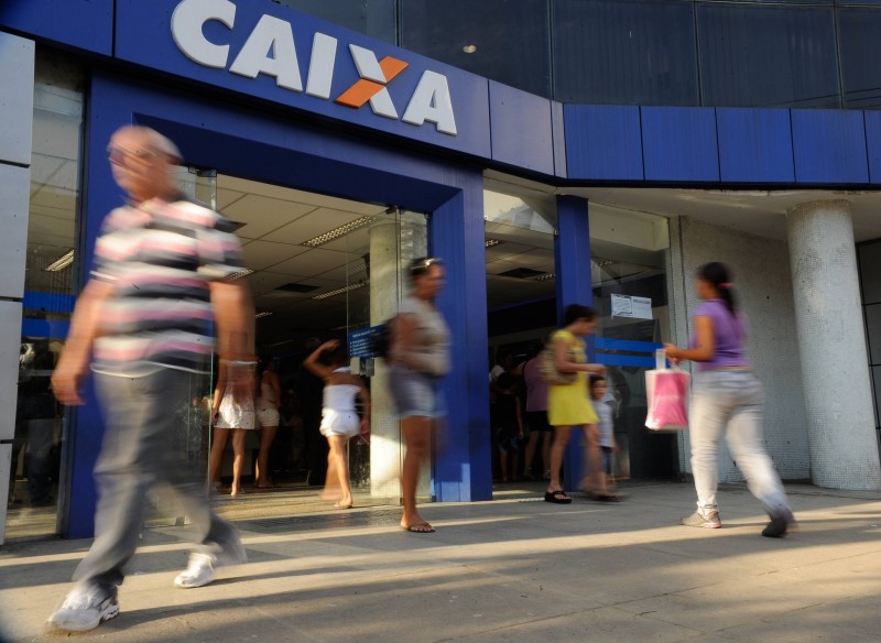 Agências da Caixa estão abertas hoje para pagamento de contas inativas do FGTS