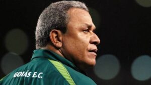 Por conta de reclamações técnico Hélio dos Anjos será desfalque em clássico