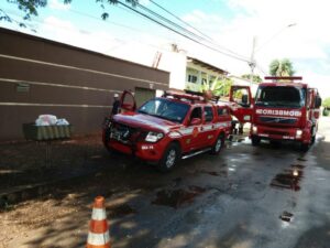 Bombeiros controlam fogo em casa incendiada no Setor Jaó