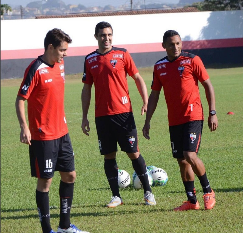 Atlético quer  encostar no líder