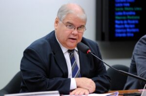 Polícia Federal cumpre mandado no gabinete do deputado Lúcio Vieira Lima