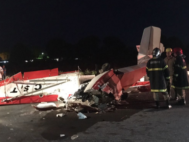 Avião cai na pista e mata duas pessoas