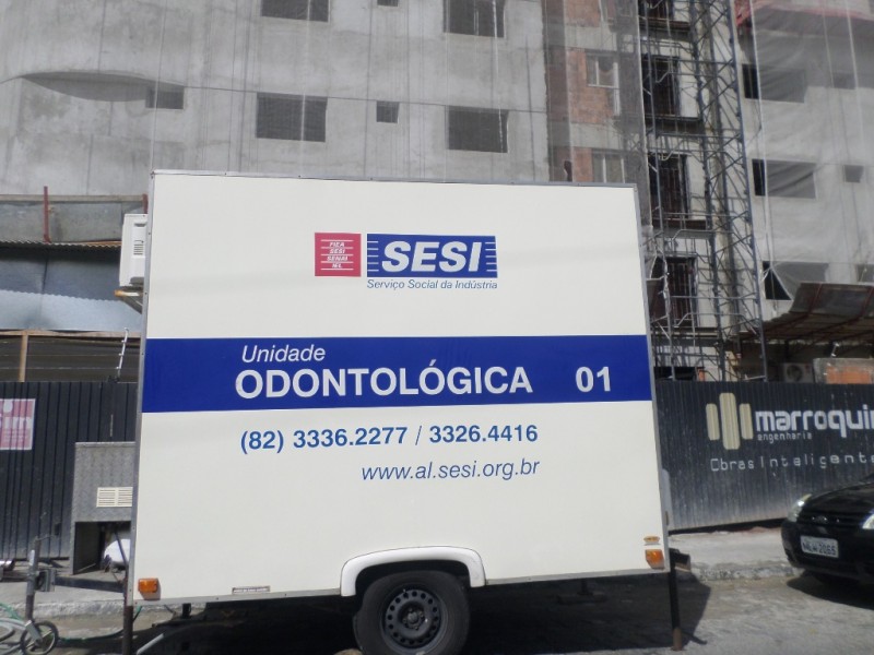 Trailer odontológico leva tratamento à trabalhadores de obras