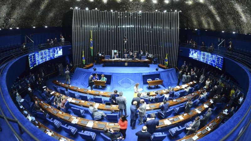 Após 12 horas de discursos: 44 declaram voto pelo impeachment e 18 contra