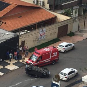 Carro capota em esquina no Setor Bueno