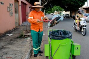 Comurg alerta para descarte correto de lixo durante a folia em Goiânia