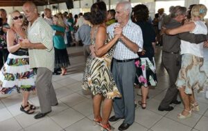 Dança anima idosos em unidade da OVG