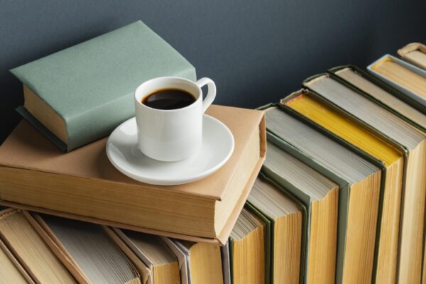 arranjo criativo com diferentes livros e cafe scaled 1