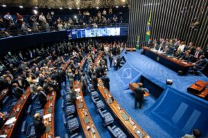 Senado pode votar hoje voto distrital misto e mais recursos para a saúde