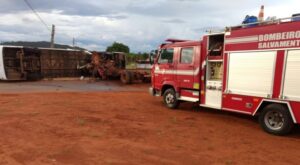 Colisão entre ônibus e caminhão deixa quatro feridos em avenida de Morrinhos