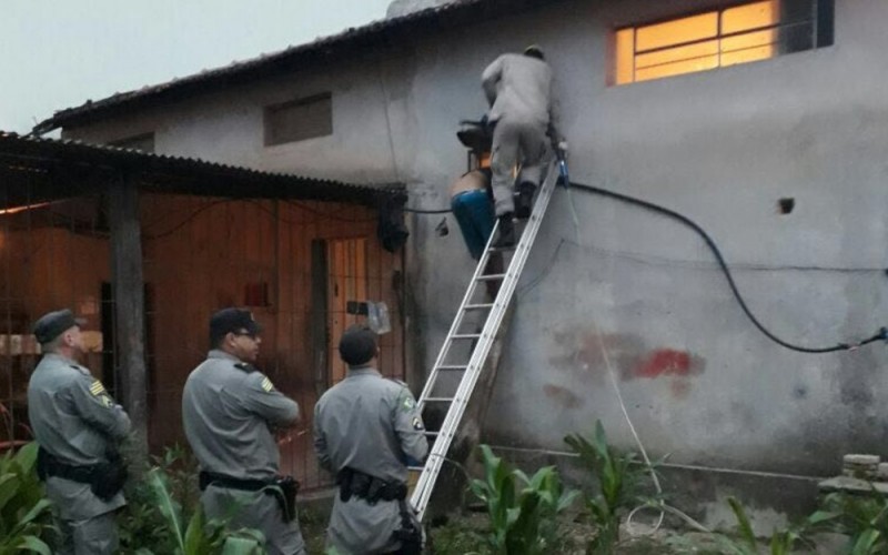 Rapaz fica entalado em buraco após furto em comércio