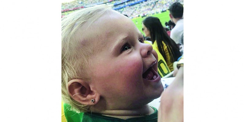 Filha do goleiro Alisson exibe dentinhos ao sorrir em foto