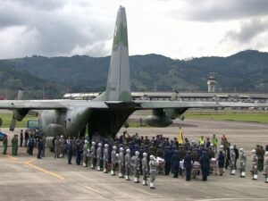 Corpos das vítimas do acidente chegam ao aeroporto de Chapecó