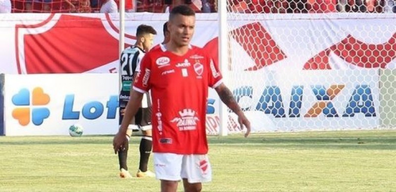 Moisés ainda não está  confirmado no clássico