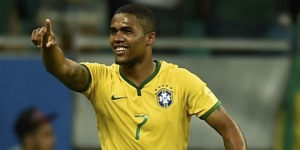 Atacante Douglas Costa deve se recuperar para a Copa após lesão