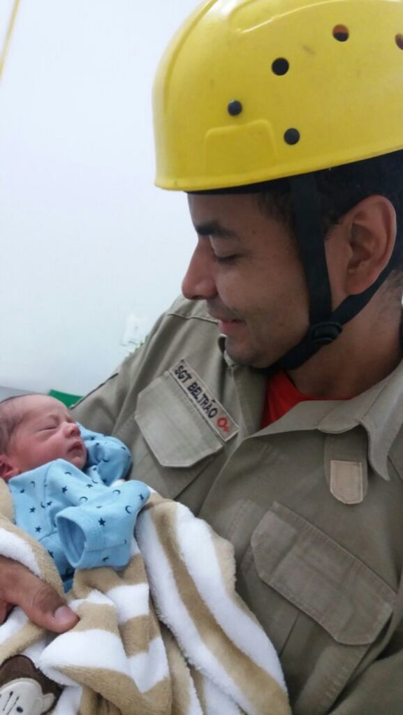 Sargento do Corpo de Bombeiros salva vida de bebê recém nascido