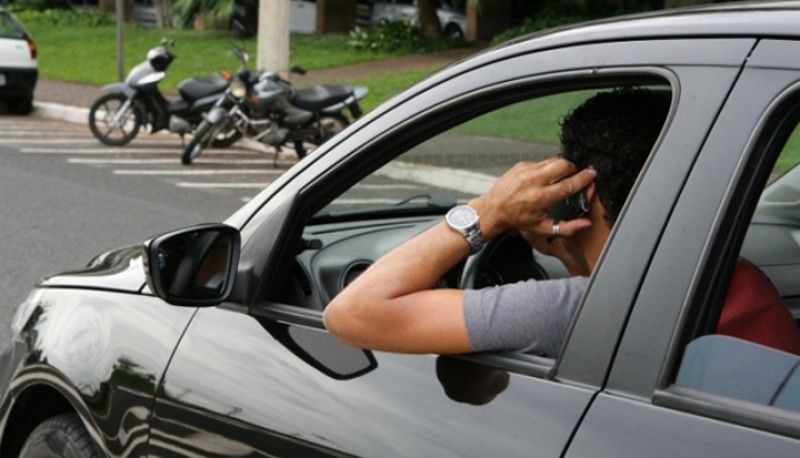 Uso de celular na direção é a terceira maior causa