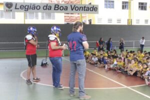 Time goiano realiza atividade com crianças atendidas na LBV