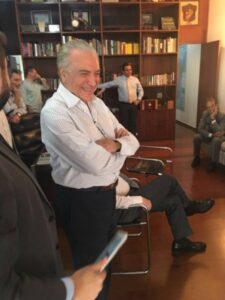 Temer estampa sorriso ao acompanhar votação do impeachment