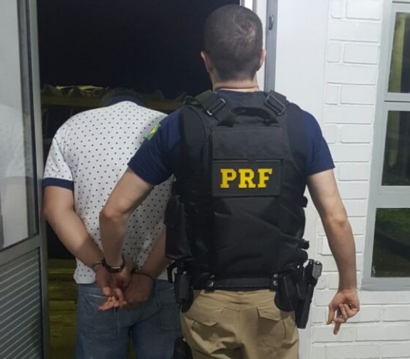 Caminhoneiro feito refém é resgatado pela polícia